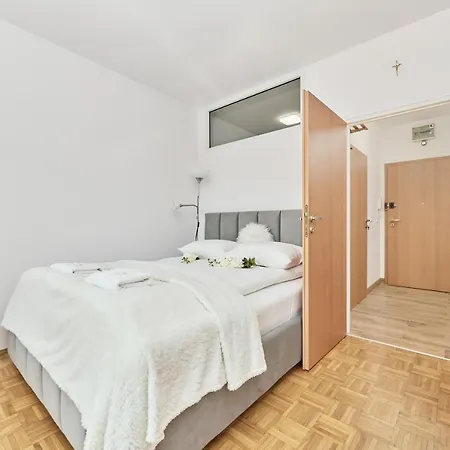 Legnicka By Renters شقة